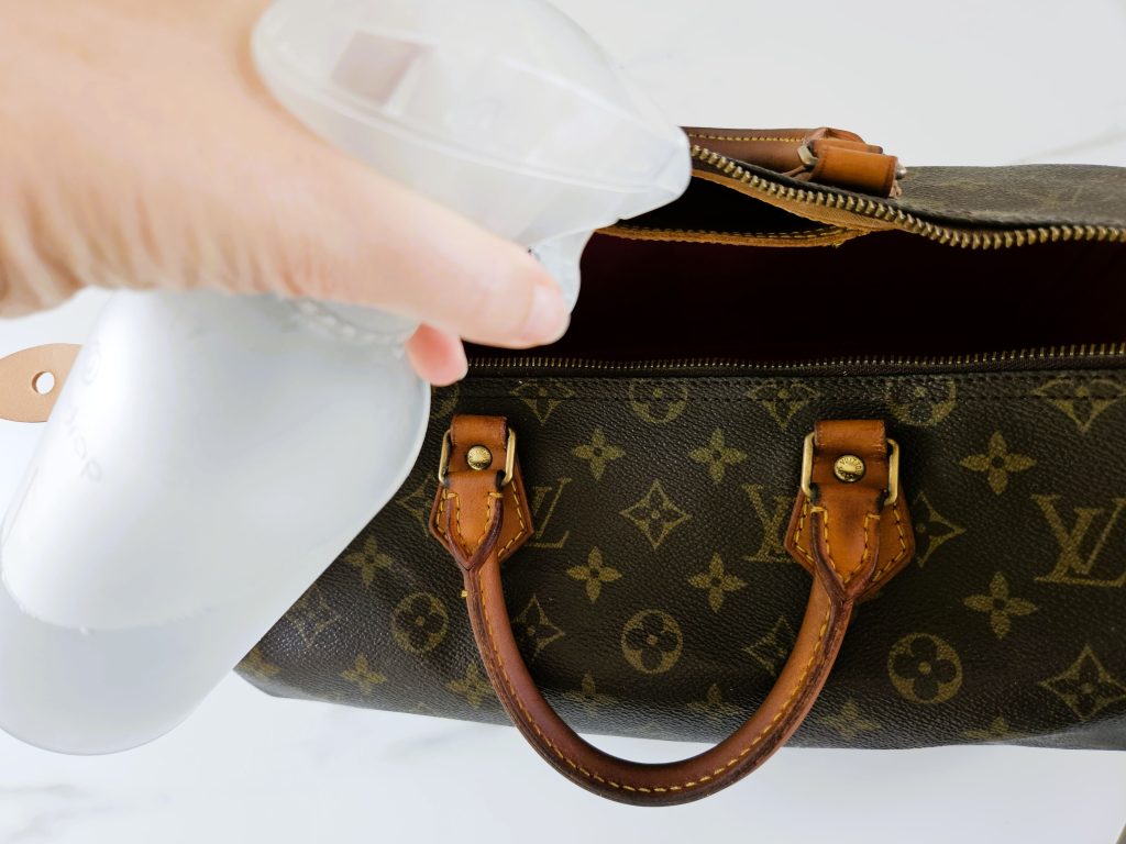Essig - Wasser Gemisch zur Geruchsbekämpfung bei Luxushandtaschen