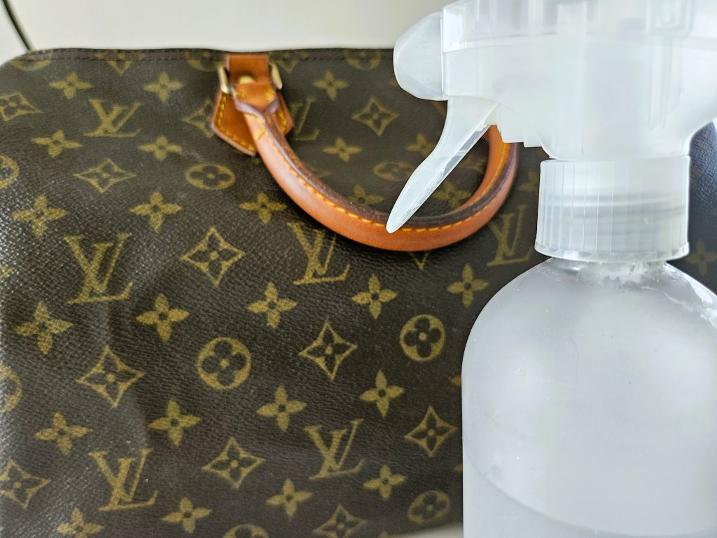 Geruchsneutralisierung für Vintagetaschen