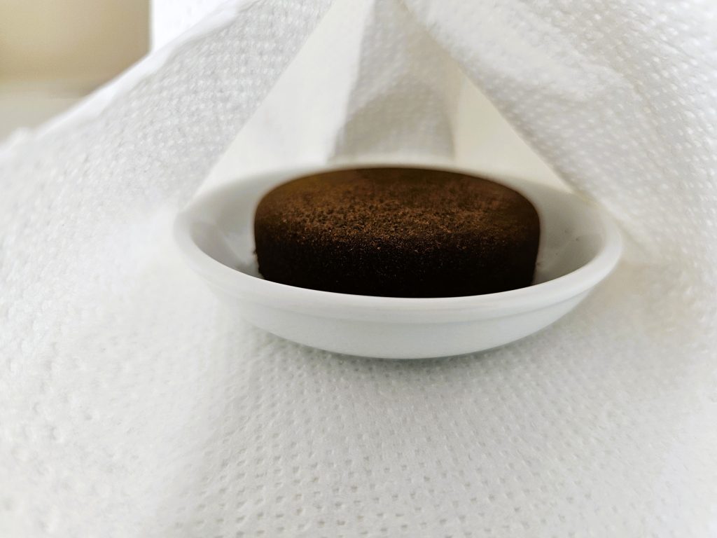trockener Kaffeesatz zur Geruchsbekämpfung bei Taschen