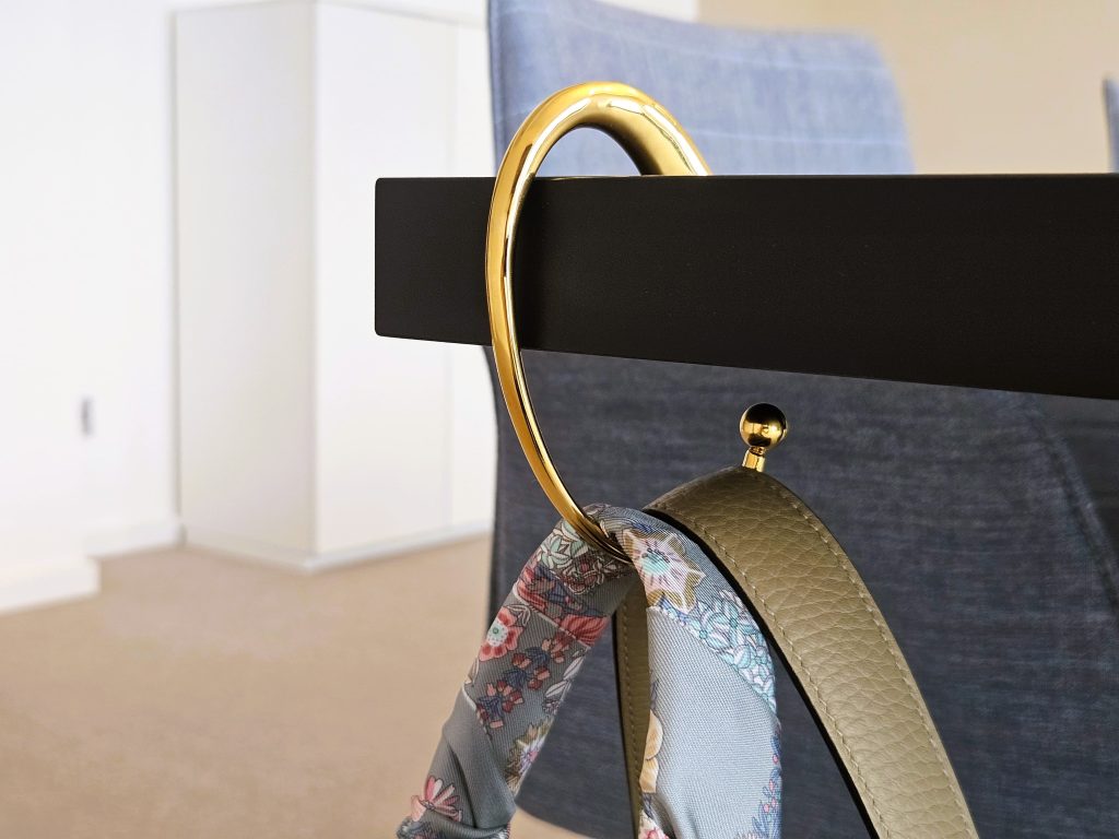 Taschenhalter an Tisch