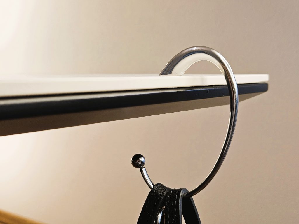 aschenhalter silber am Tisch